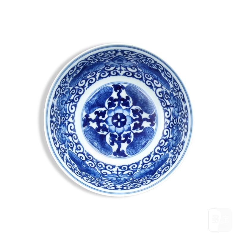 A famille-rose and blue and white 'lotus' bowl, Mark and period of Tongzhi | 清同治 外粉彩內青花蓮紋盌 《大清同治年製》款 - 图2